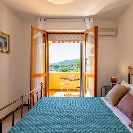Dea Fertilia. Casa Indipendente Con Vista Mare. Vakantiehuis Fertilia