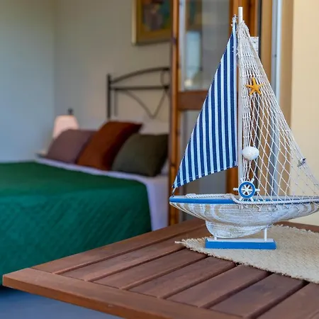 Vakantiehuis Dea Fertilia. Casa Indipendente Con Vista Mare. *