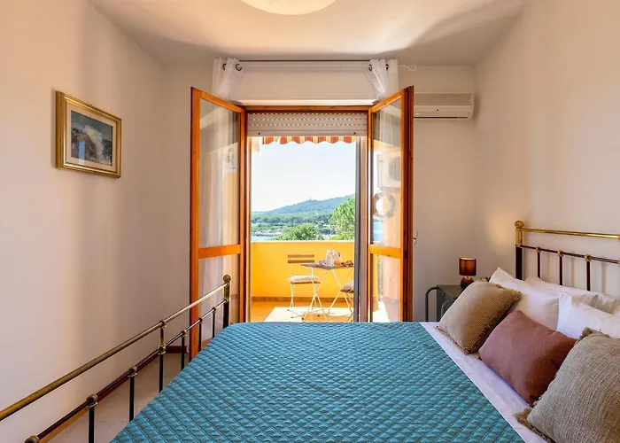 Dea Fertilia. Casa Indipendente Con Vista Mare. Hébergement de vacances Fertilia